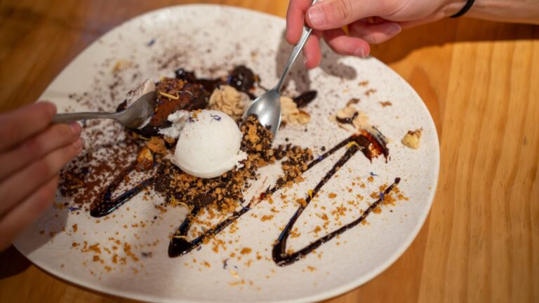 Postres amb gelat i xocolata