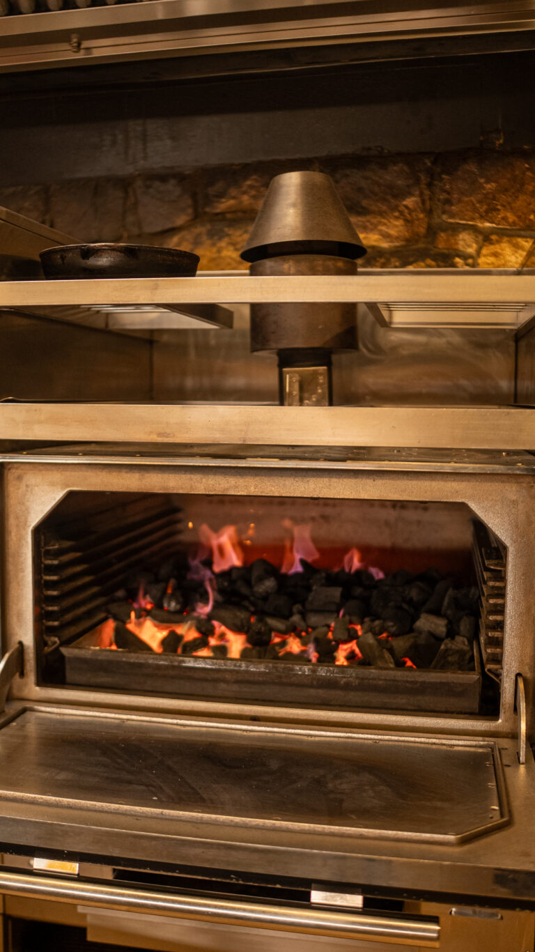 Forn de brasa amb el carbó encès