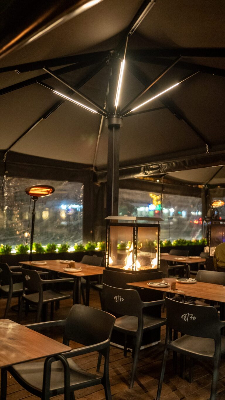 La terrassa d'Al Panino de nit, sota les pèrgoles